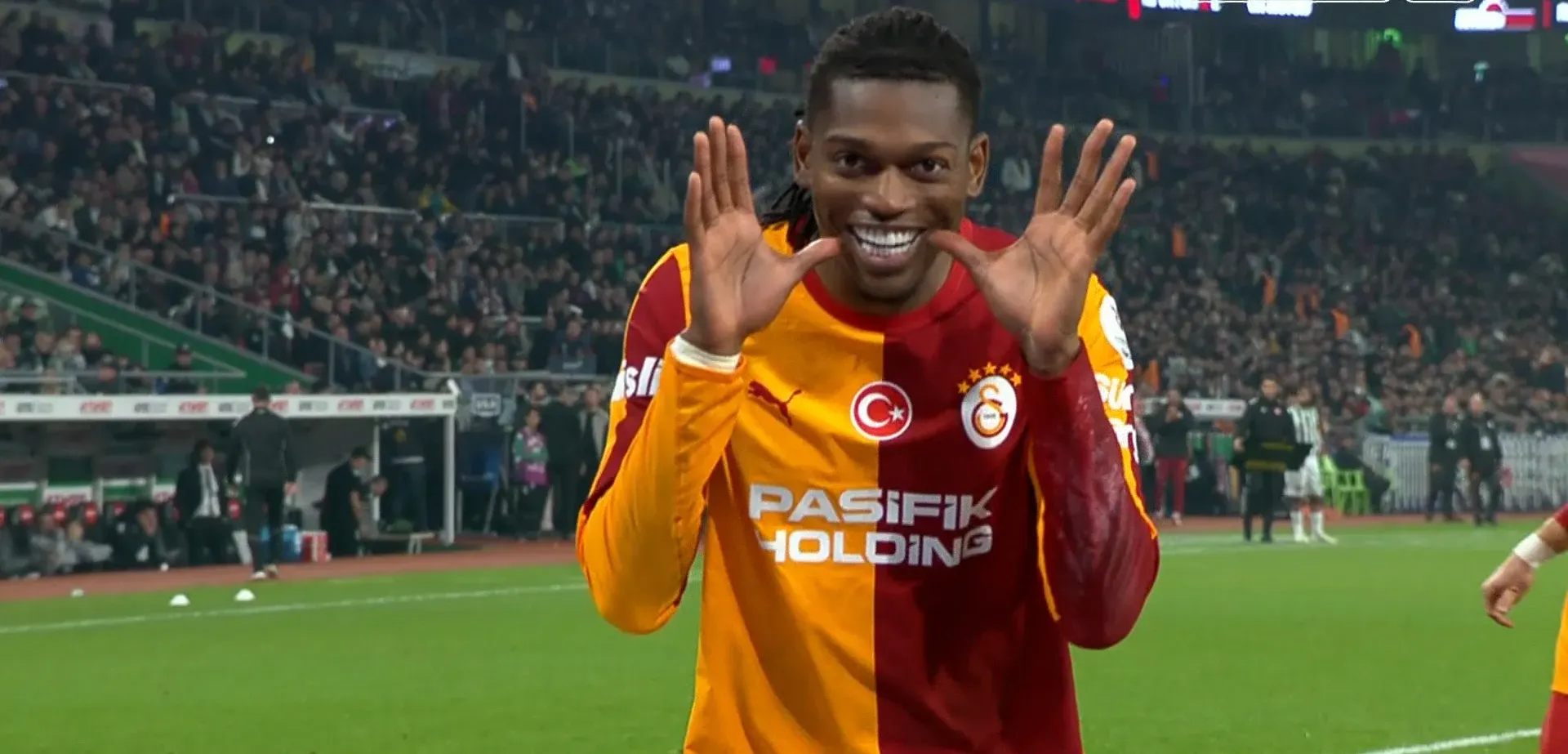 Leão estreia-se a marcar em goleada do Galatasaray
